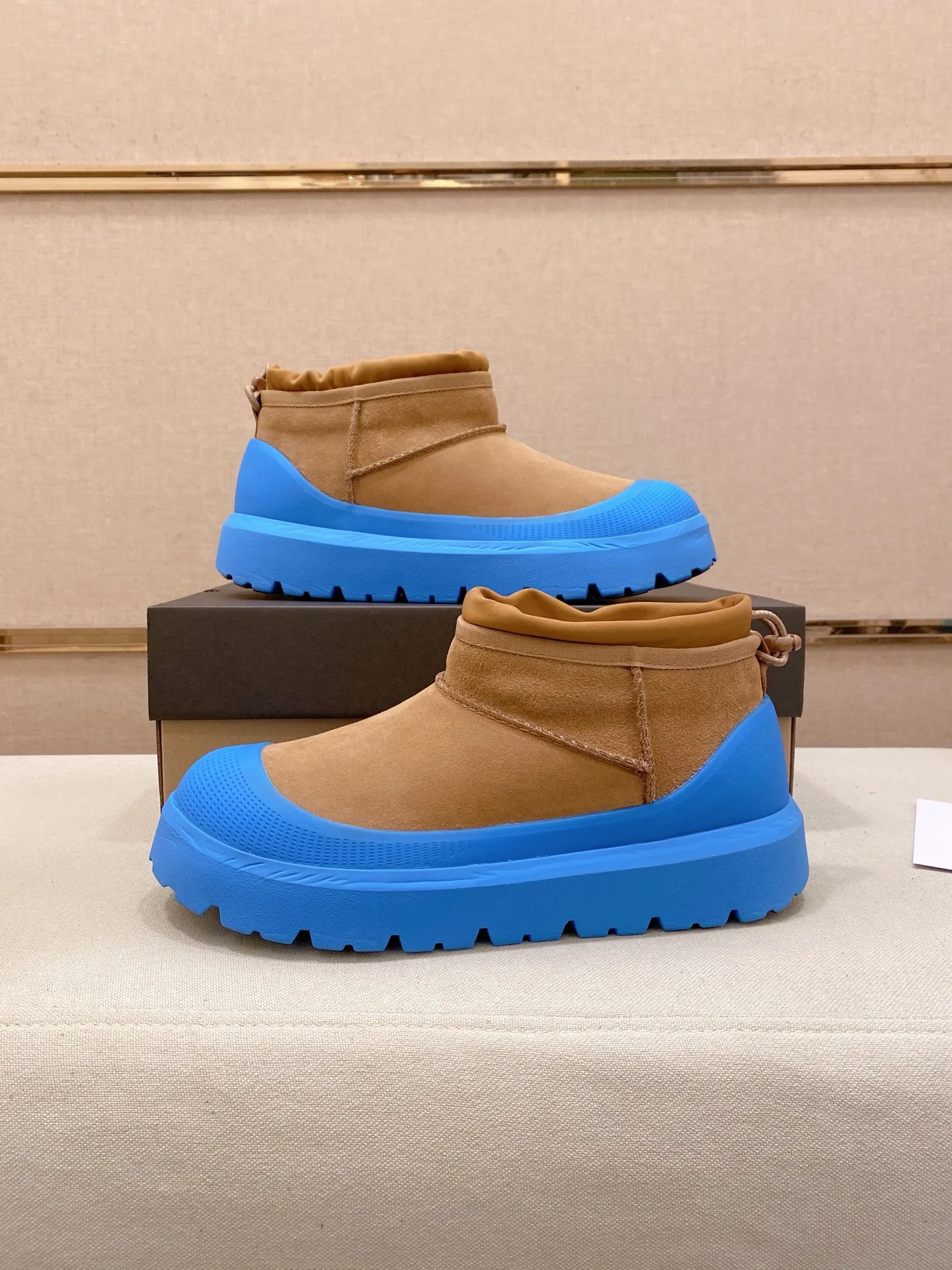 Factory price: 500💰Couple model💏 Same style as Wang Yibo, North American men's shoes Ugg ☃️In the special sale of new high-quality men's shoes snow boots in autumn and winter, the nemesis of extreme cold weather! Made of cowhide leather, merino wool lining, and original outsole, whether driving, outdoor or daily wear, there is always one that suits you! Male and female size: 35-46.